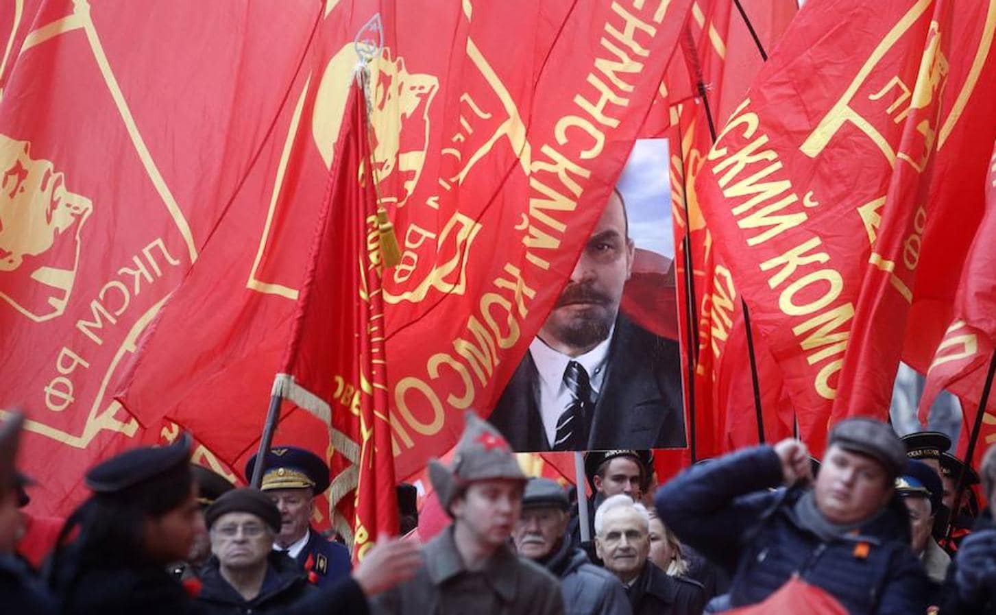 Comunistas rusos junto a delegaciones de otros países comenzaron hoy una marcha por el centro de Moscúpara conmemorar el centenario de la Revolución Bolchevique de 1917 que acabó con el régimen zarista y dioinicio a la Unión Soviética. 