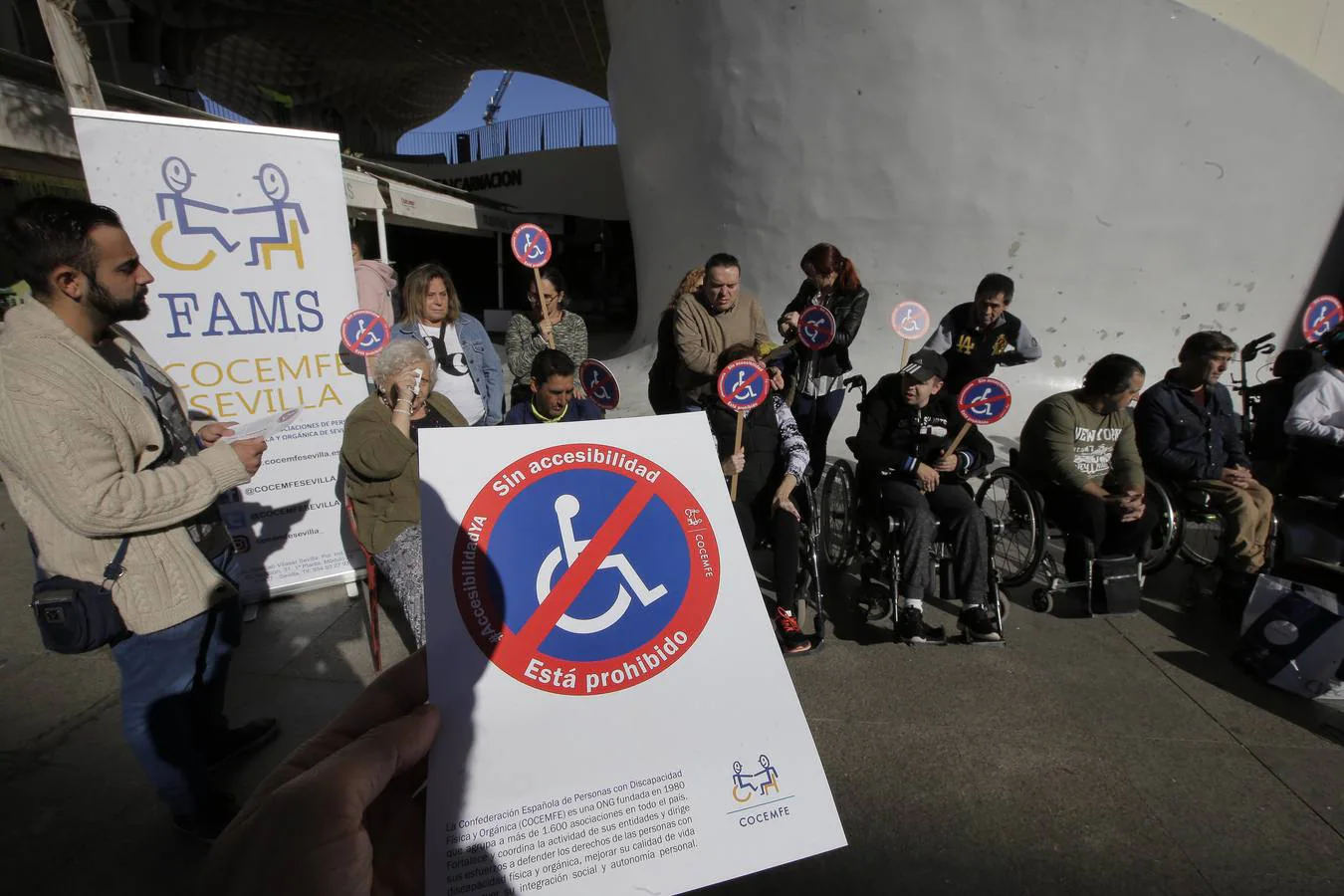Las personas con discapacidad de Sevilla salen a la calle para exigir accesibilidad
