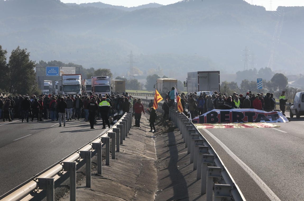 Camiones varados por el corte de la carretera. 