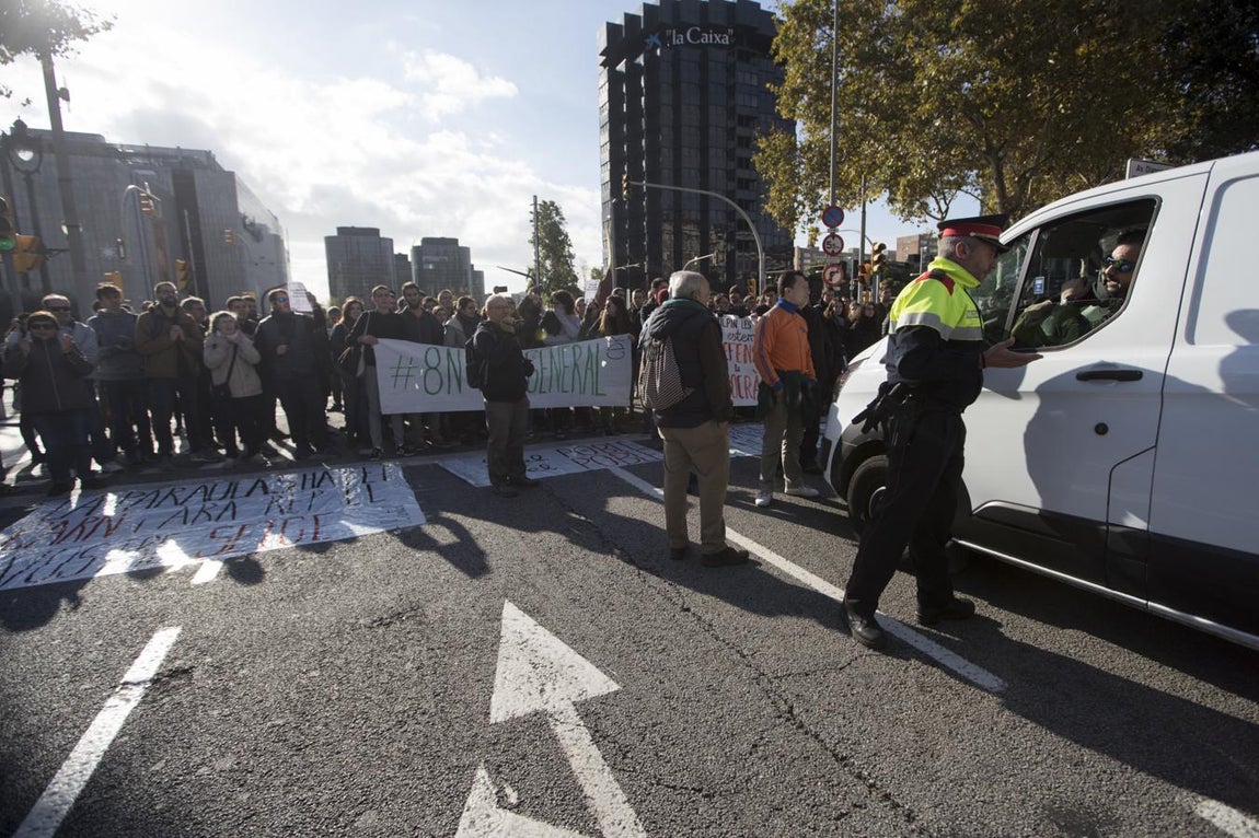 Otro grupo de manifestantes en ese corte de la avenida Diagonal. 