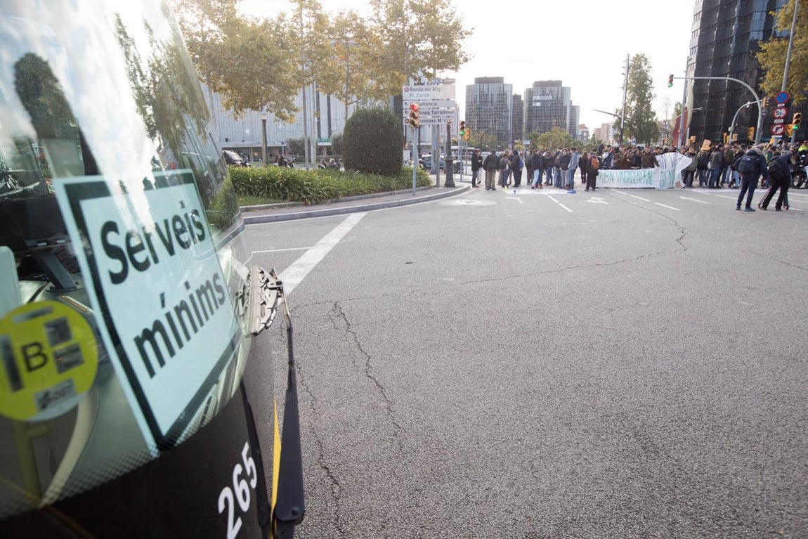 Nueva perspectiva del corte de la avenida Diagonal por parte de los manifestantes. 