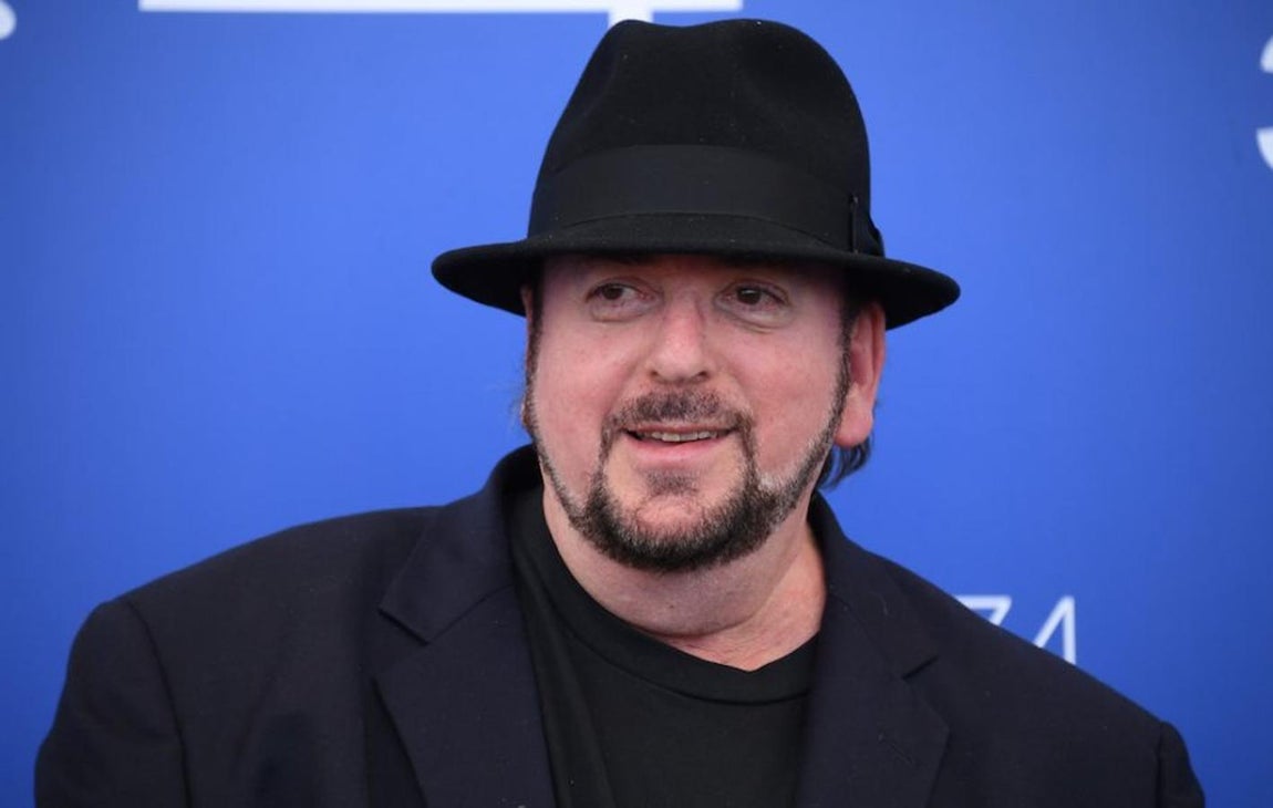 James Toback. Conocido por su trabajo en películas como «Two Girls and a Guy», James Toback ya ha sido acusado de acoso sexual por numerosas mujeres, que denunciaron un patrón de conducta para que estas se sintieran vulnerables. Supuestamente se aproximaba a ellas mientras se encontraban por las calles de Nueva York, les hablaba de su exitosa carrera y les prometía convertirlas en «estrellas» si adoptaban «una actitud íntima» con él. «Tuve una situación en la que más o menos me di cuenta de que no era bueno», recordó Ellen Pompeo, la protagonista de «Anatomía de Grey».