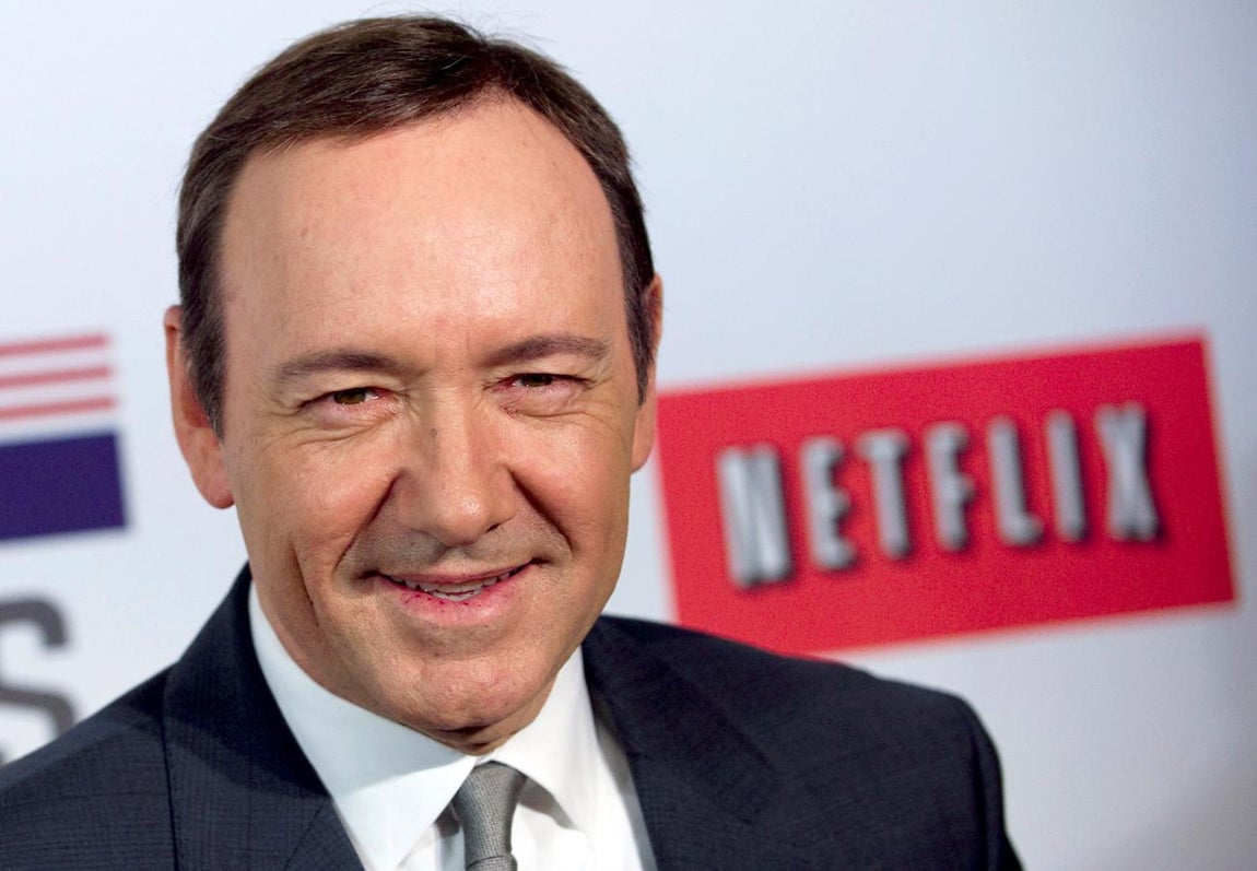 Kevin Spacey. Kevin Spacey, protagonista de la serie «House of Cards», se encuentra en el punto de mira de Hollywood tras ser acusado de acoso sexual por el actor Anthony Rapp, un incidente que supuestamente tuvo lugar en 1986, cuando Rapp tenía 14 años. «Spacey se está tomando el tiempo necesario para buscar evaluación y tratamiento», dijo en un comunicado el representante del estadounidense.