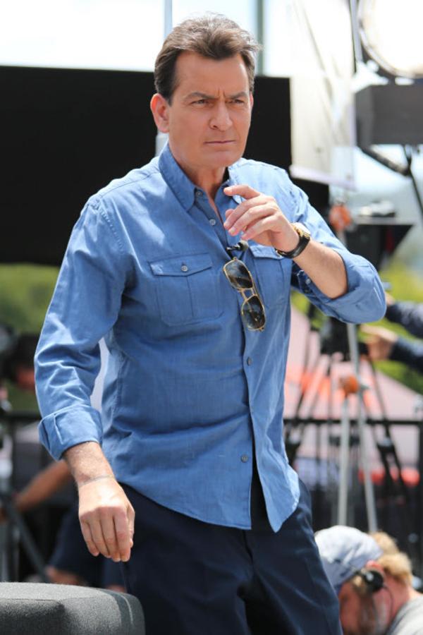 Charlie Sheen. Ha sido acusado de abusos sexuales al actor Corey Haim, fallecido en 2010 tras una larga lucha contra su adicción a las drogas. Juntos compartieron pantalla en 1986 en la película «Lucas», cuando por aquel entonces Sheen tenía 19 años y Haim apenas 13. Nunca había hecho público tal abuso, pero ha sido un amigo suyo Dominick Brascia el que ha denunciado la violación: «Haim me dijo que tuvo sexo con Sheen cuando filmaron Lucas».