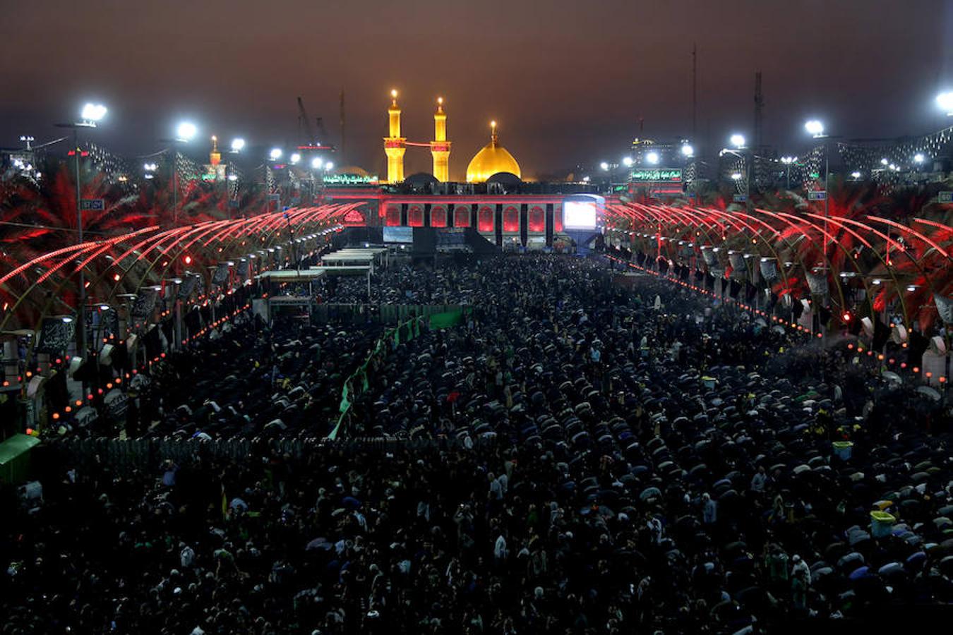 Miles de personas rezan ante el santuario del imán Husein en Kerbala. 
