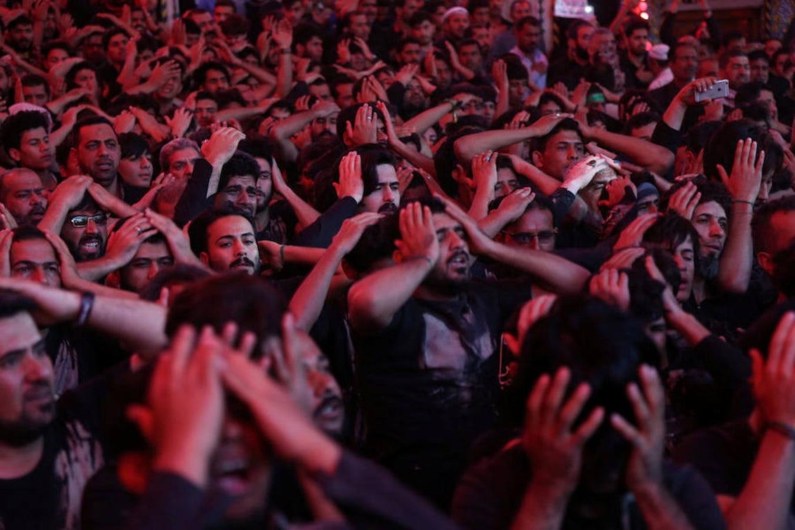 Peregrinos en el exterior del santuario del imán Husein. 