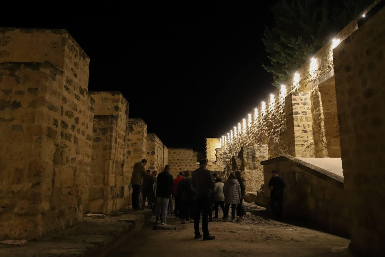 Las visitas nocturnas a Medina Azahara en primavera, a falta de un acuerdo con la plantilla del yacimiento
