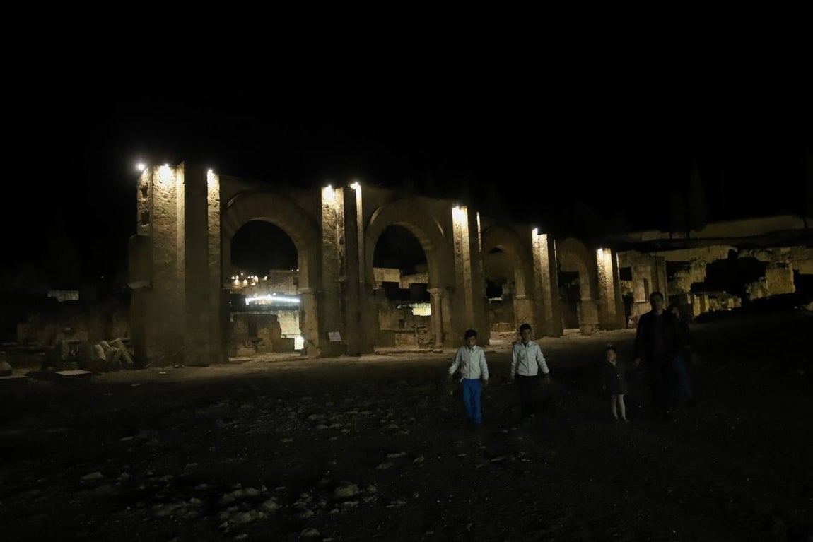 La primera visita nocturna a Medina Azahara, en imágenes