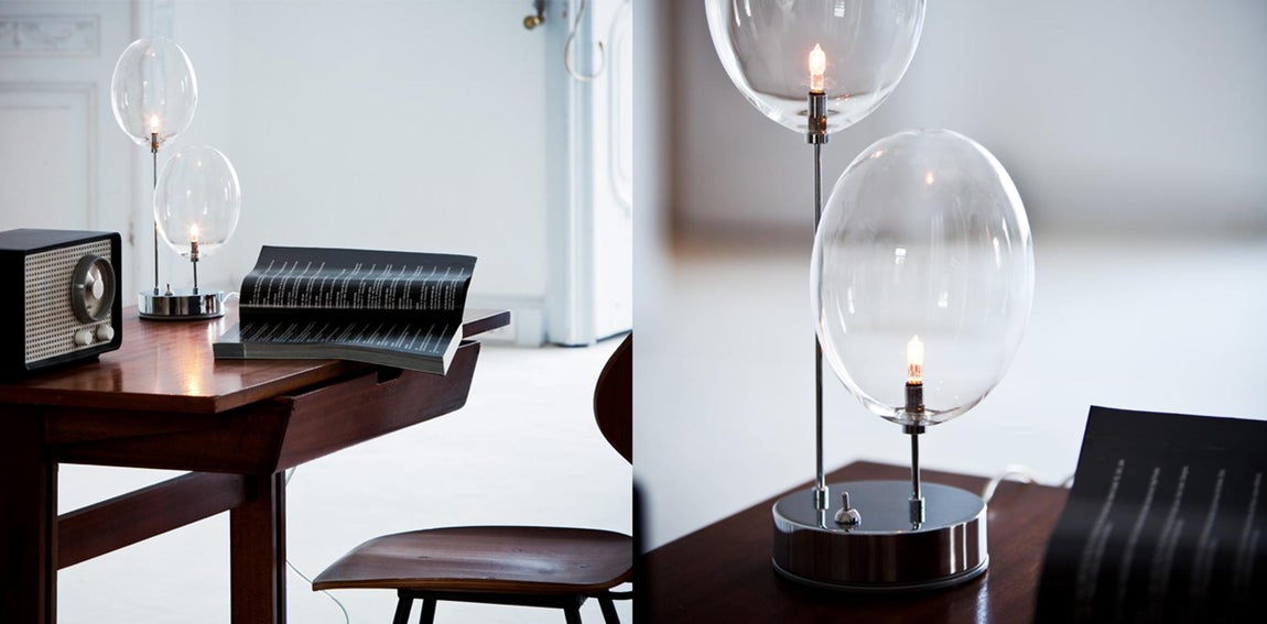 Jugar con la luz. La organización de los claroscuros es la forma en la que una casa refleja los rincones del alma de quien la habita. La iluminaciónjuega con los espacios acentuando determinadas zonas y escondiendo otras como una pareja con sus vicios en la primera cita. La situación de la lámpara es el maquillaje de la vivienda, el fijador con el que cubre sus entradas y corrector bajo el que oculta sus ojeras. <a href="https://www.abc.es/summum/living/casas/abci-y-diseno-para-agrandar-casa-201711100947_noticia.html" target="_blank">En el este enlace encontrarás los trucos de iluminación que te ayudarán a agrandar los espacios o hacerlos más acogedores</a>. (En la imagen el modelo De Secca, de De Majo)