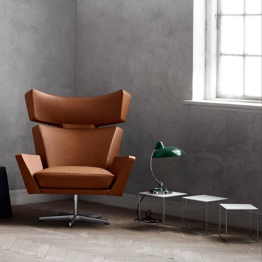 Kaiser idell. Kaiser es un diseño original Bauhaus creado por Christian Dell. Esta lámpara de mesa es uno de los accesorios de iluminación lanzados en su primer catálogo en 1936. Su éxito, entonces rotundo, supo mantenerse a lo largo de las décadas. El término «idell» es una referencia a la palabra idea y su apellido, Dell. «Kaiser» es una referencia al fabricante original