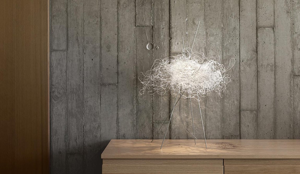 Pili. Tiene un gran impacto visual, fagocita la atención en todo su entorno. Quien entra en la estancia, se queda con Pili.Consigue una composición visual con su entorno, es un objeto de enorme carga poética. Un nuevo triúnfo del creador, que con este diseño da sentido completo a su lema «emotional light»