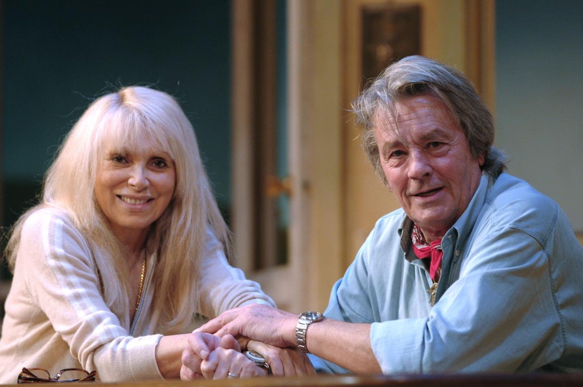 Mireille Darc y Alan Delon mantuvieron un romance durante más de diez años, hasta 1982, en los que no solo compartieron alcoba, también pantalla en diversas ocasiones. De hecho se enamoraron en el rodaje de su primera película juntos, «Jeff» (1969). Su idilio duró hasta que él la abandonó por Anne Parillaud, a la que también conoció en un largometraje. Se dice que, aunque no llegaron a casarse, Darc fue la mujer de su vida. 