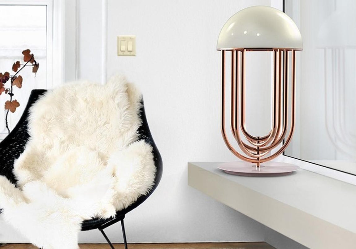 Turner. La pieza se mira en Tina Turner, está inspirada en ella, en el icono que en el que se acabó convirtiendo la diva del pop. Bebe algunos en algunos de sus matices de las evocaciones de su obra y de su manera de bailar.Desprende reminisencias Art Decó, y su elegancia curvilínea le aporta mucha versatilidad. Se puede utilizar en cualquier habitación de la casa, aunque enamoraría en una oficina