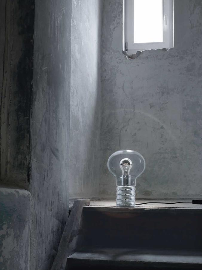 Bulb. Bulb es la primera lámpara diseñada por el prestigioso diseñador Ingo Maurer y este año ha sido su 40 aniversario en cifras redondas. Fue pensada en 1966 y en 1969 ya formaba parte de la colección permanente del MoMa.Con motivo de la efeméride verán la luz dos ediciones limitadas. Una de ellas está acabada en color dorado, se llama Bulb Limited y está limitada a 88 piezas, en su bubo se puede leer la frase «la luz más hermosa proviene del corazón humano»