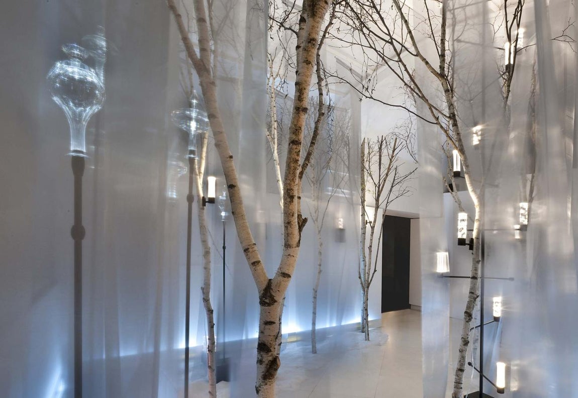 Jardines de cristal. La firma Baccarat aporta su mejor cristal y las formas decorativas redondedas crean un juego de luces único cuando se enciende. Sus posibilidades son versátiles, se puede utilizar tanto en jardines como en veladas interiores: cenas románticas, eventos familiares... se adecúa a cualquier ocasión