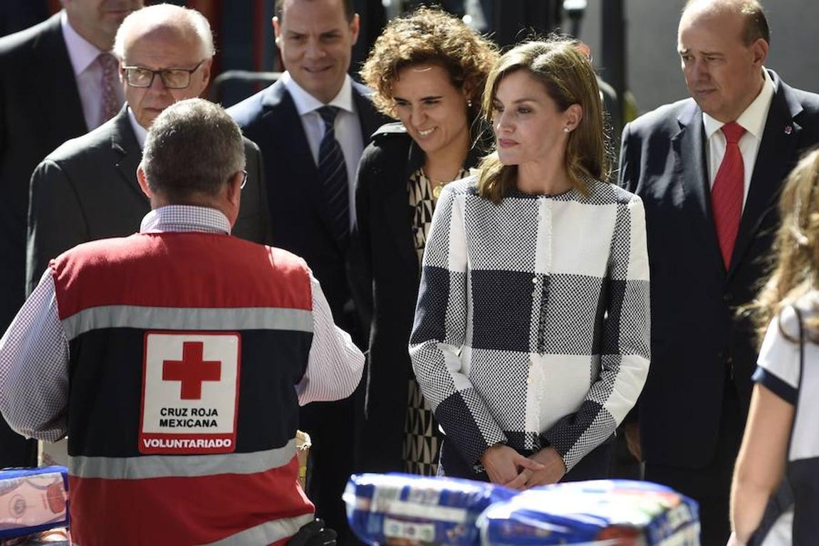 La visita de Doña Letizia a México con motivo de la Cumbre Mundial de Líderes contra el Cáncer (WCLS), en imágenes. La Reina ha estado acompañada en su visita a la sede de la Cruz Roja Mexicana por la Ministra de Sanidad, Dolors Montserrat (tercero por la izquierda), el secretario de Salud de México José Narro Robles (primero por la izquierda), entre otras autoridades.