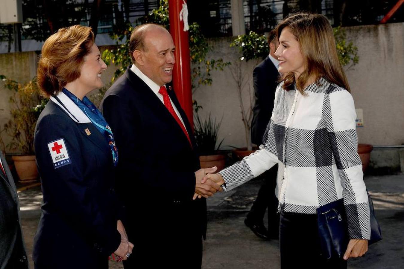 La visita de Doña Letizia a México con motivo de la Cumbre Mundial de Líderes contra el Cáncer (WCLS), en imágenes. La Reina ha sido recibida por el presidente de la Cruz Roja Mexicana, Fernando Suinaga (izda).