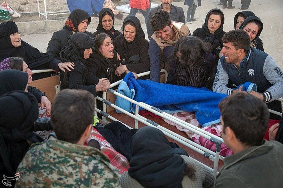 Un terremoto de 7,3 grados en la escala de Richter ha sacudido la zona de frontera entre Irán e Irak y ha causado más de 300 muertos y más de 5.000 heridos. 