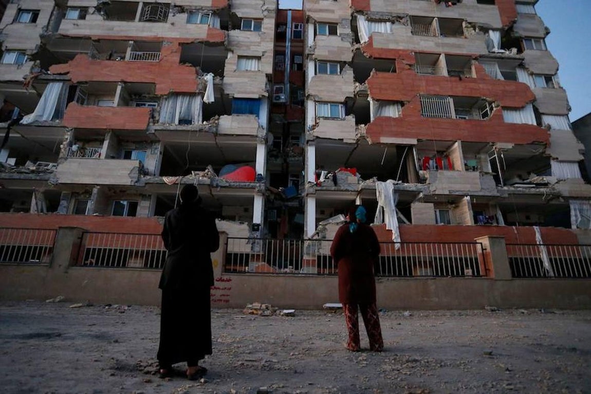 Un terremoto de 7,3 grados en la escala de Richter ha sacudido la zona de frontera entre Irán e Irak y ha causado más de 300 muertos y más de 5.000 heridos. 