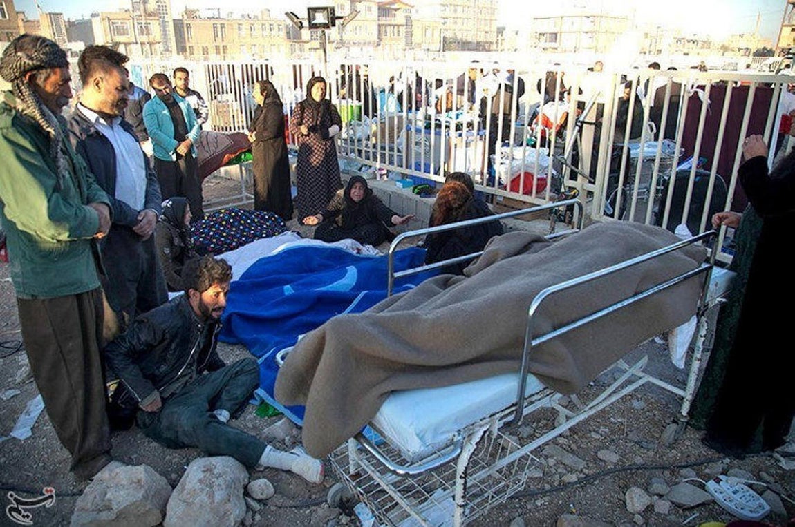 Un terremoto de 7,3 grados en la escala de Richter ha sacudido la zona de frontera entre Irán e Irak y ha causado más de 300 muertos y más de 5.000 heridos. 