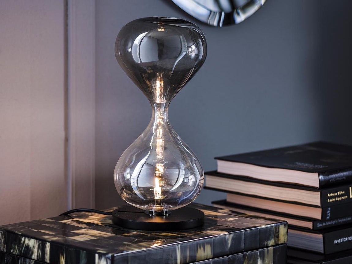 Sablier Lamp. La lámpara Sablier es una oda al tiempo, la pieza toma la forma de un clásico reloj de arena donde se insertan las formas y técnicas de iluminación más actuales