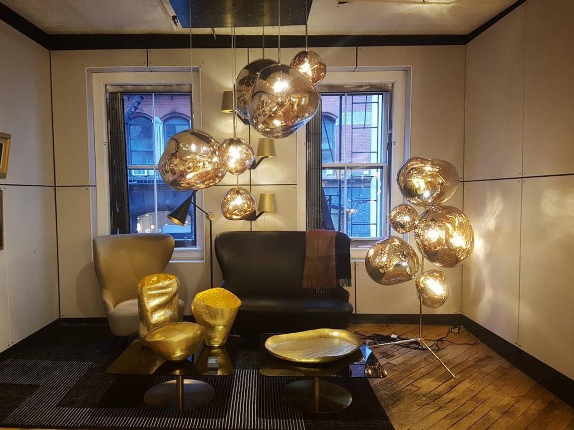 Melt. La luz que irradia está inspirtada las recientes imágenes del Telescopio Hubble, quiere emular el comportamiento del cosmos. Inesperada, psicodélica y levemente alucinógena, la lámpara Melt es translúcida cuando está apagada y transparente cuando se enciende