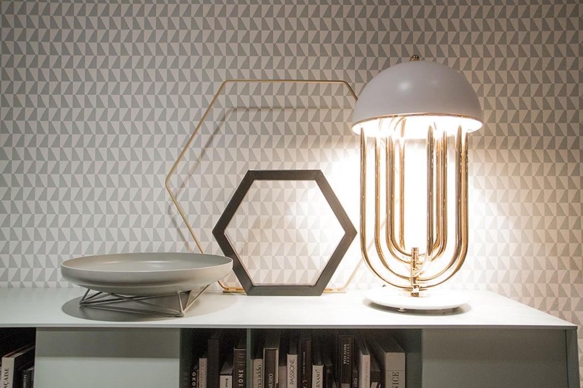 Turner. La pieza está hecha a mano con latón y aluminio, el toque de lujo se lo aportan su diseño y su pintura en polvo de oro en el interior. Es un objeto de lujo y nostalgia creado para el confort ya que sus cinco aros móviles permiten que el objeto se gire hasta tomar la posición deseada. De esta manera se adaptará, también en el espectro decorativo, al todo del que forma parte