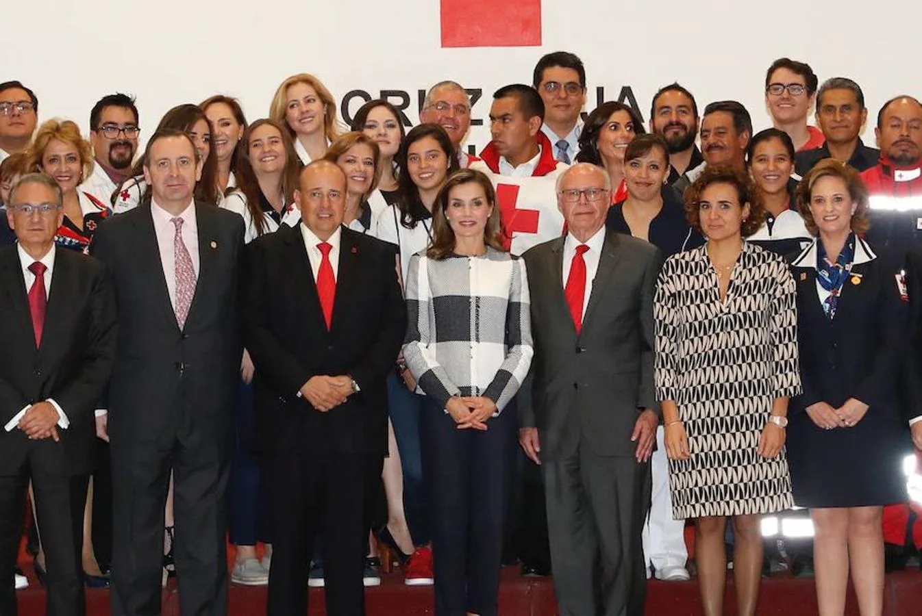 La visita de Doña Letizia a México con motivo de la Cumbre Mundial de Líderes contra el Cáncer (WCLS), en imágenes. Foto de familia con los voluntarios y autoridades.