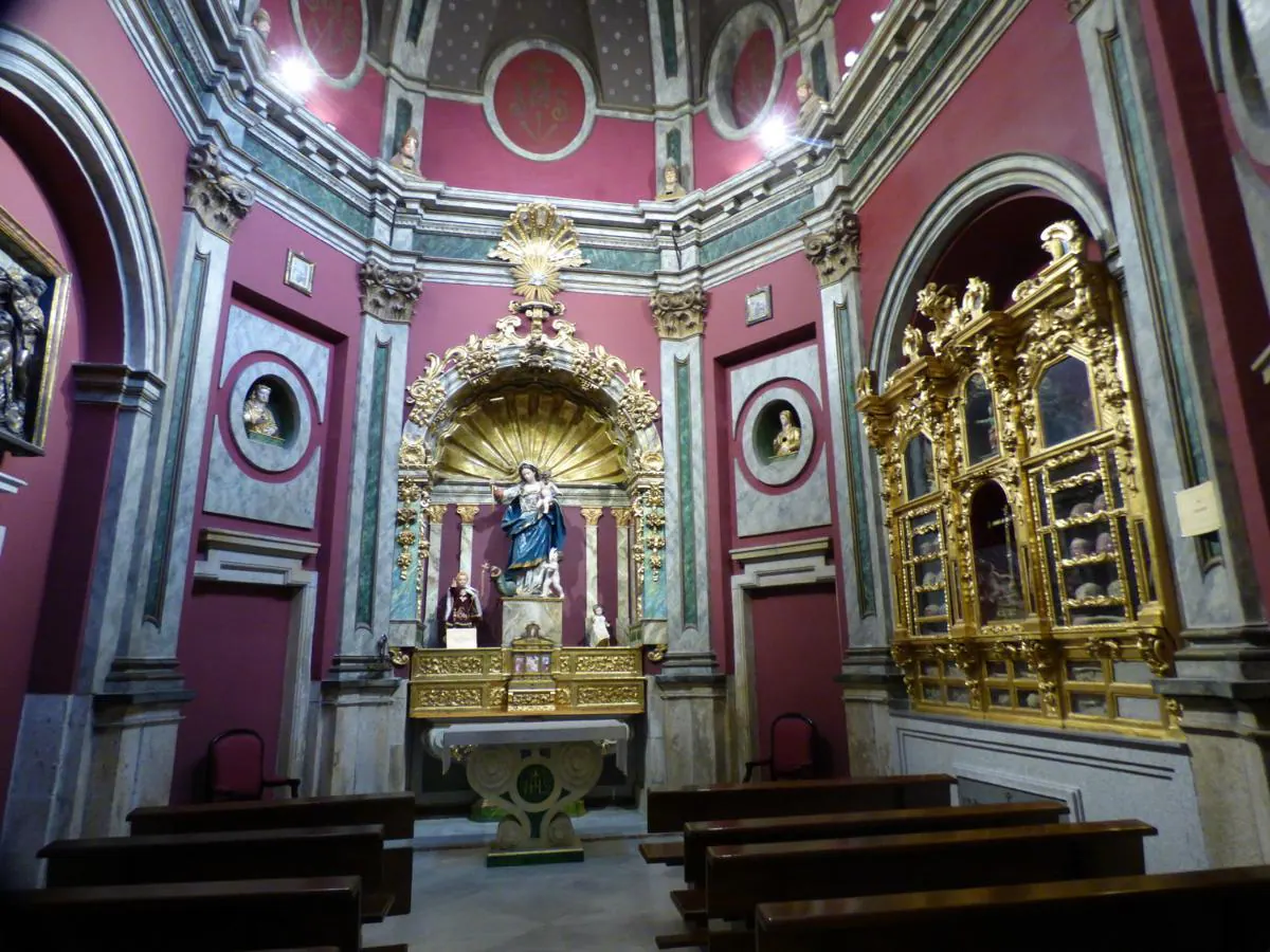 Ochavo de la iglesia de San Ildefonso de Toledo. A la derecha relicario sobre los nombres de Mariana y Ripalda. Foto Rafael del Cerro. 