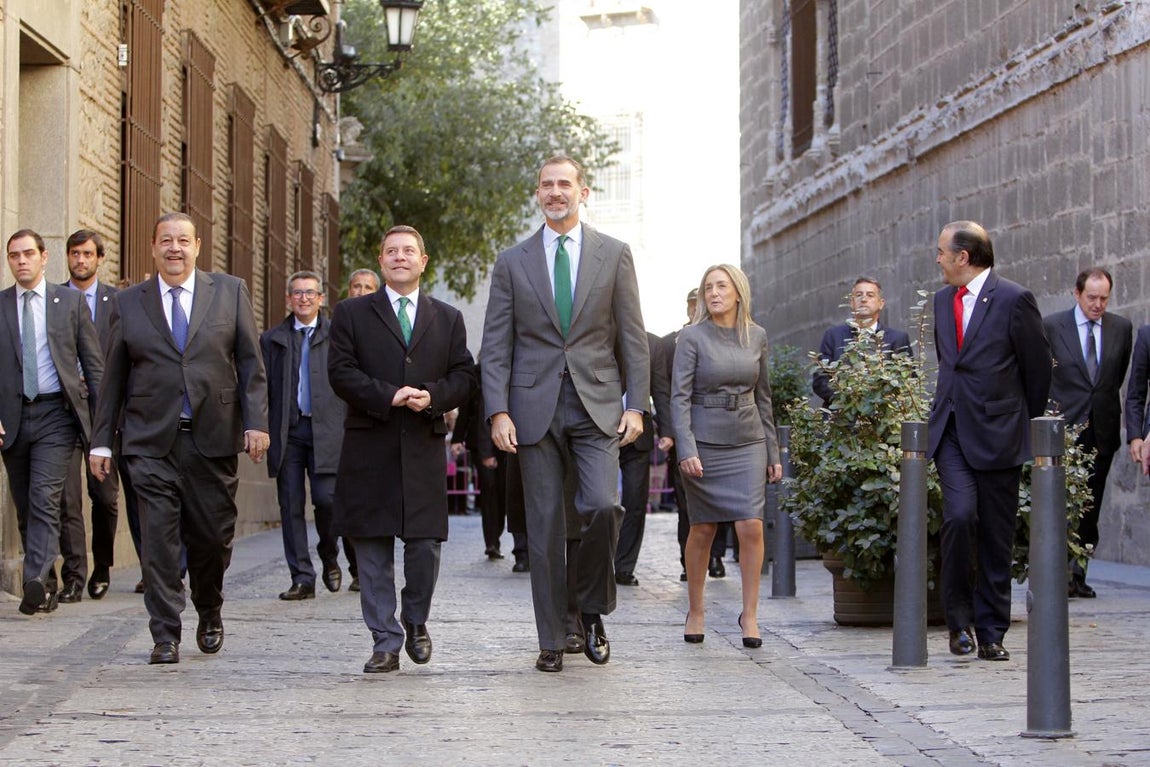 El Rey, con la alcaldesa y el presidente de la Junta. 
