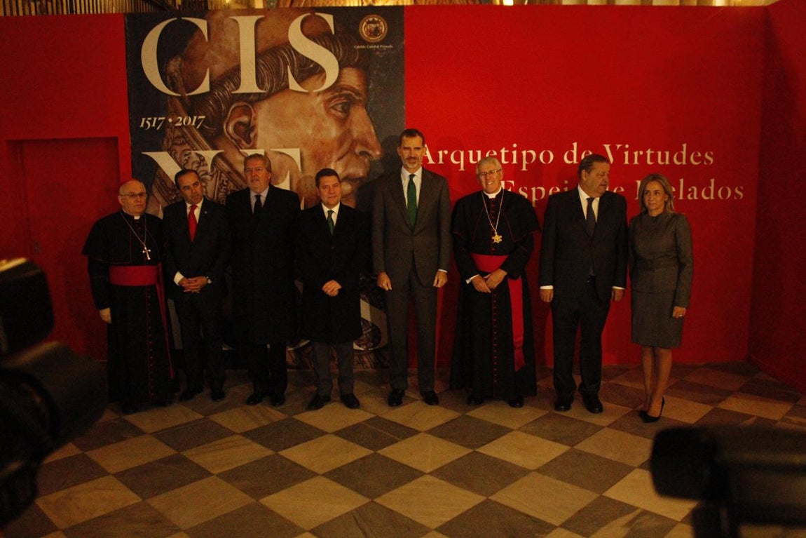 Las autoridades locales y regionales con el Rey. 