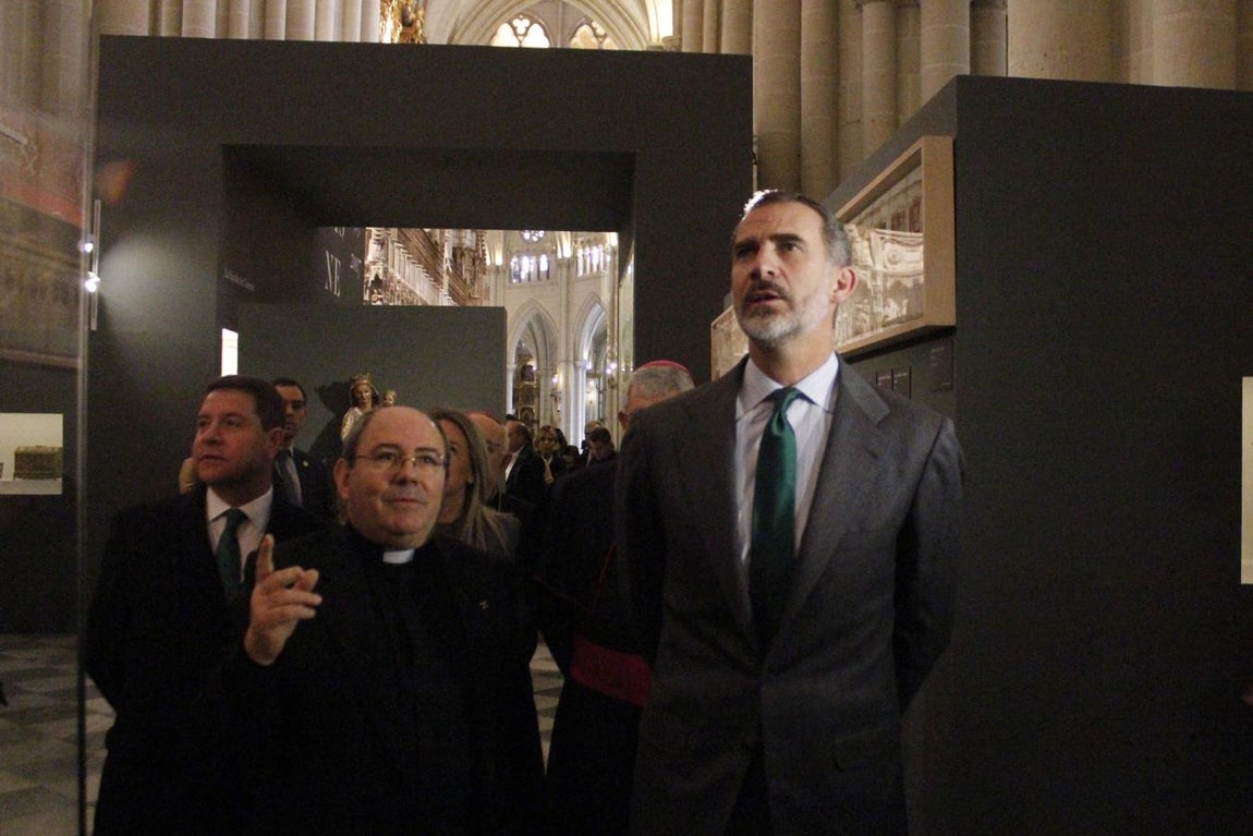El Rey siguió las explicaciones del comisario de la muestra y canónigo delegado de Patrimonio, Juan Pedro Sánchez. 