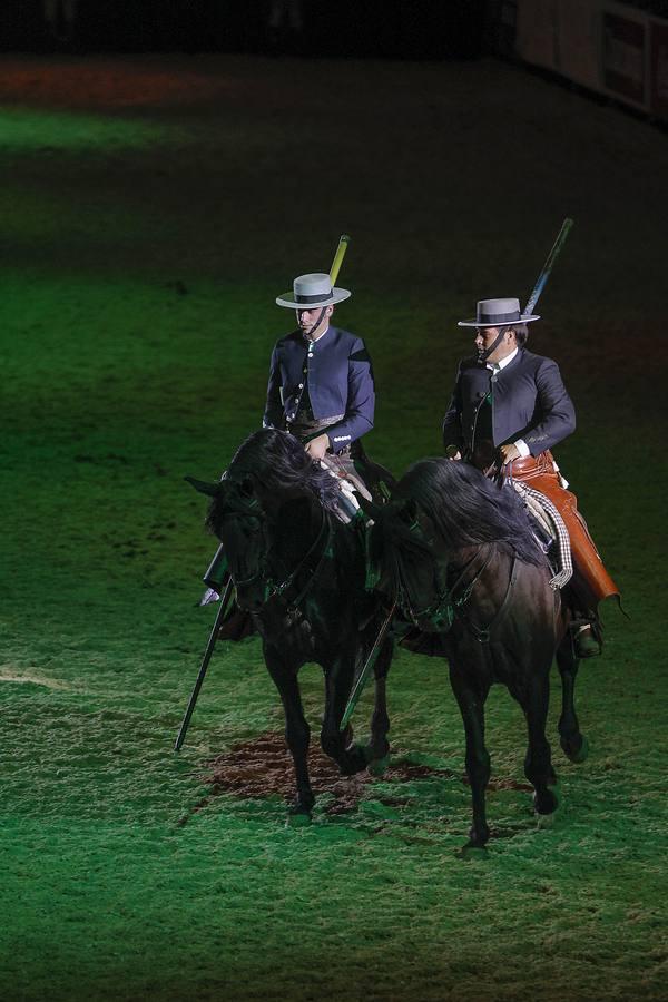 Sicab rinde homenaje a la Policía Nacional y la Guardia Civil con su espectáculo ecuestre