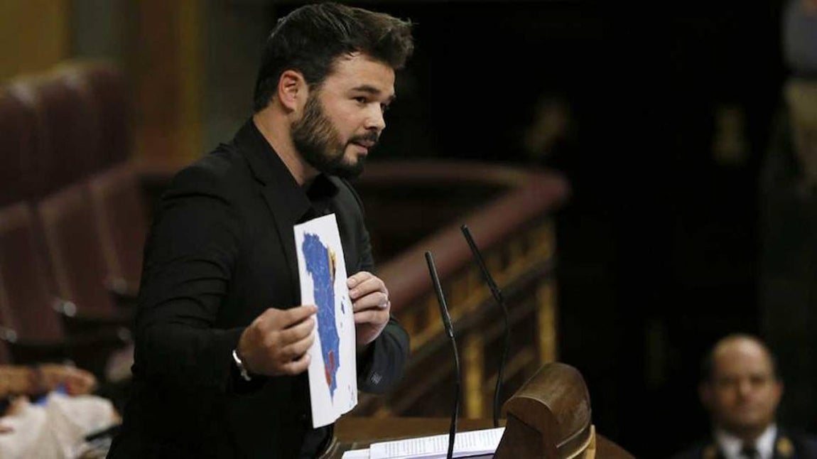 Rufián muestra un mapa sobre los resultados electorales por provincias para recordar al PP y Cs que perdieron en Cataluña: «Sr. Rajoy, Sr.Rivera. Sr. Candidato. Sr.Ibex. Antes de nada, miren, esto no es un desafío, esto son dos países diferentes que votan de manera diferente. Nosotros somos este. Donde, por cierto, entre todos ustedes, suman una sola alcaldía. Se le llama democracia. Se le llaman perder y ganar. Y ustedes perdieron. Hagan el favor de respetarlo». 
