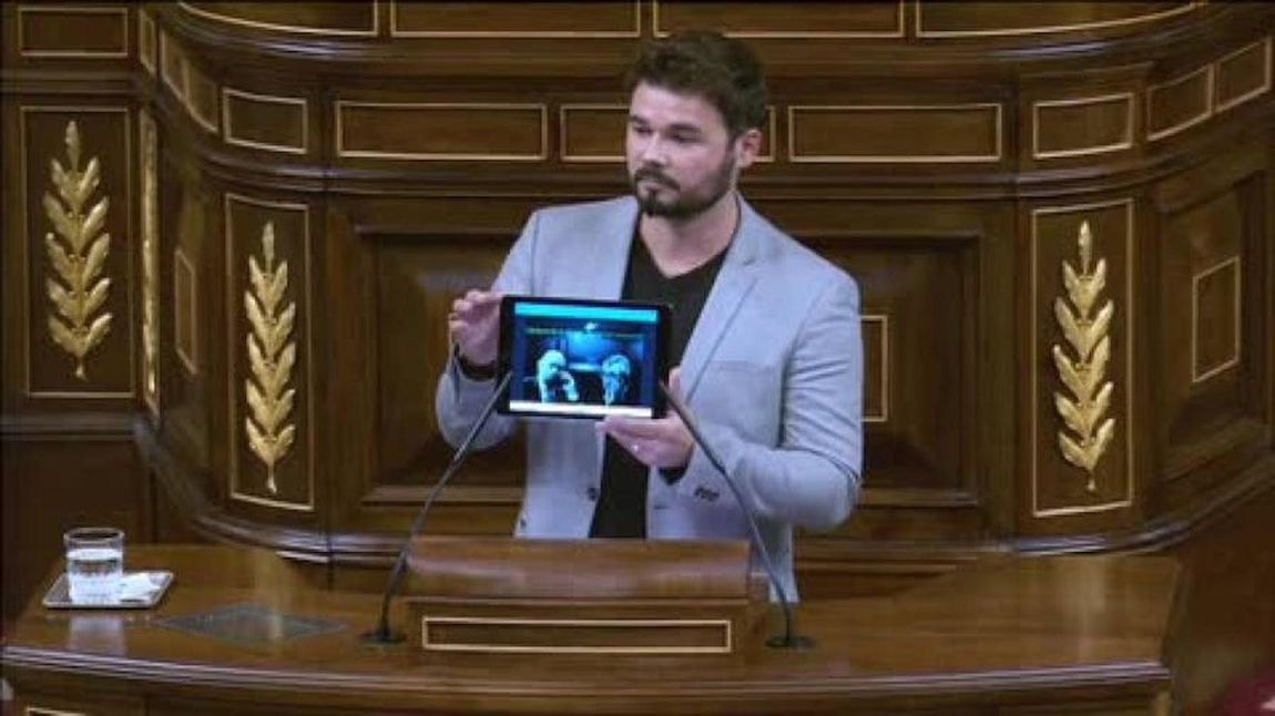 Rufián muestra en una «tablet» la conversación entre Fernández Díaz y el jefe de la oficina antifraude de Cataluña, en la comisión de investigación sobre las grabaciones del exministro del Interior con Daniel de Alfonso. «Sí quiero ganar una guerra 80 años después en la trinchera de una comisión de investigación», dijo.. 