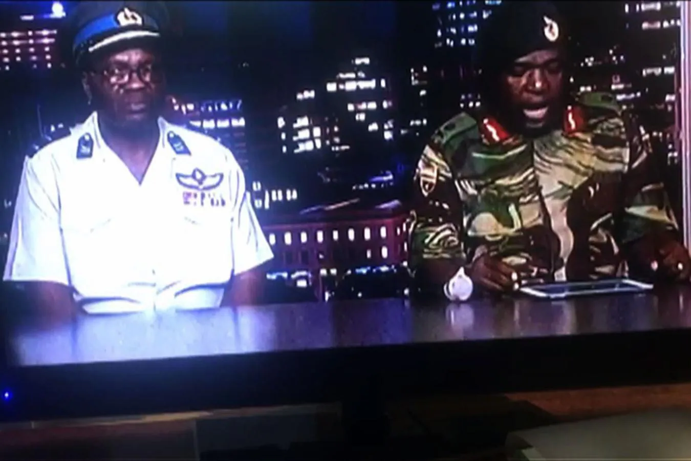 El Ejército zimbabuo parece haber tomado control de los medios de comunicación públicos del país.. 