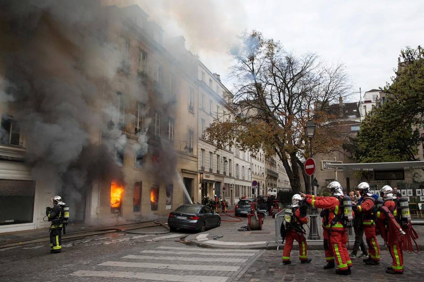 Un incendio ha devastado la librería «La hune», una de las más conocidas de París. Karim Daher (AFP)