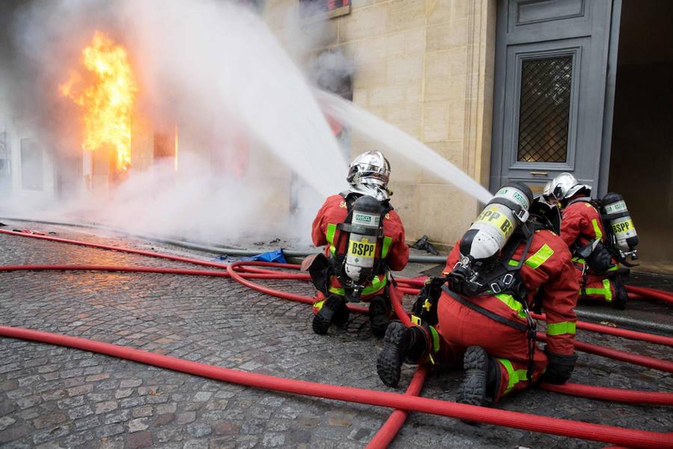 Un incendio ha devastado la librería «La hune», una de las más conocidas de París. Karim Daher (AFP)