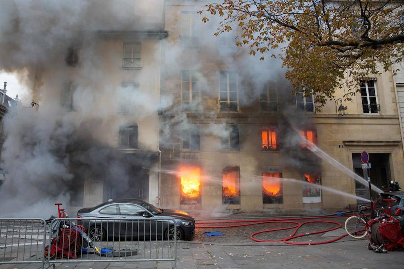 Un incendio ha devastado la librería «La hune», una de las más conocidas de París. Karim Daher (AFP)