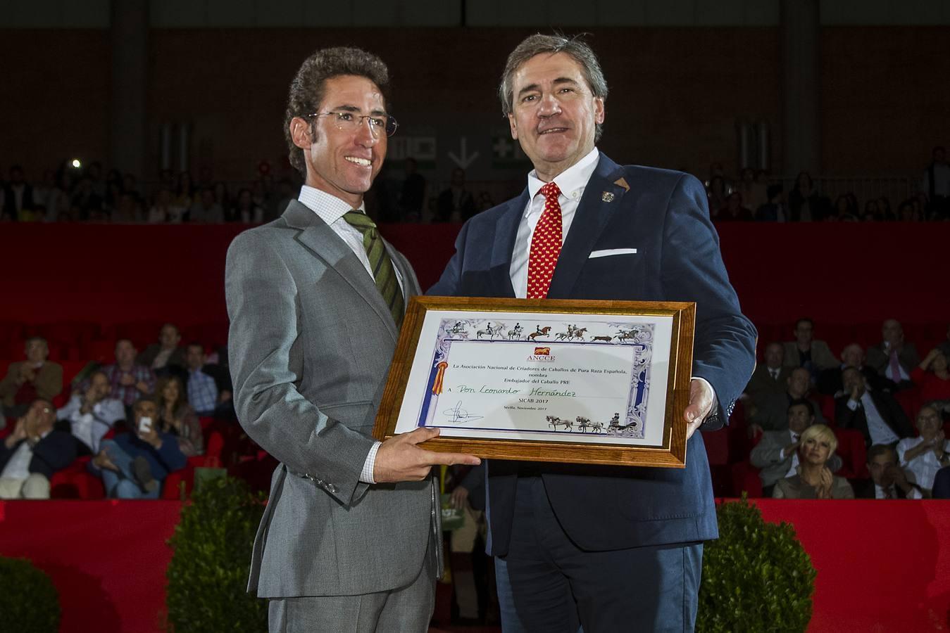 El rejoneador Leonardo Hernández recibe su galardón como Embajador de honor del Sicab de manos de Juan Tirado, presidente de ANCCE