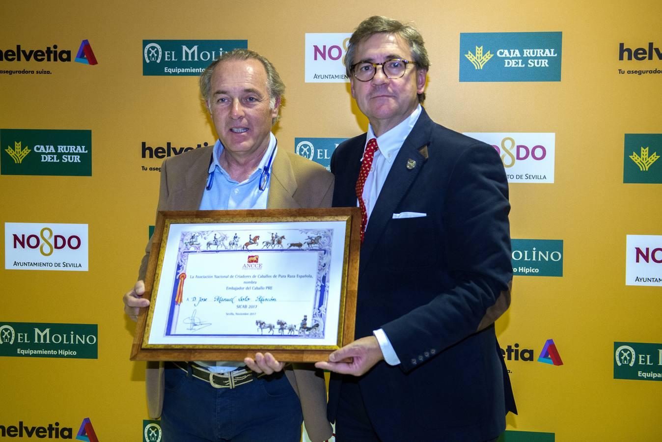 José Manuel Soto, otro de los embajadores del Sicab, recibe su diploma de Juan Tirado