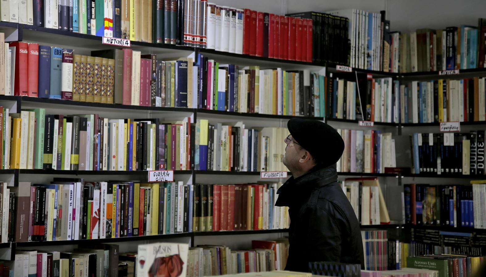 La Feria del Libro Antiguo de Sevilla, en imágenes