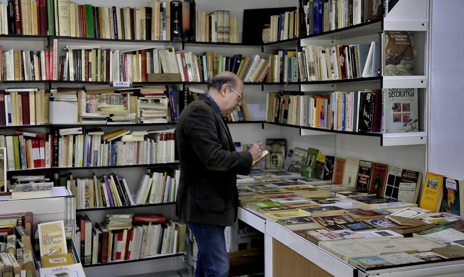 La Feria del Libro Antiguo de Sevilla, en imágenes