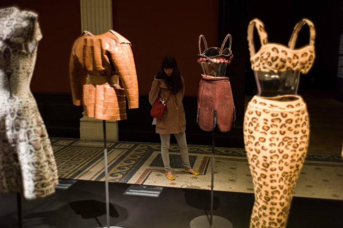 El diseñador utilizaba la piel como material de muchos de sus diseños. En la imagen, varias creaciones con este tipo de material en una exposición en el Museo NRW Forum de Dusseldorf, en junio de 2013. 