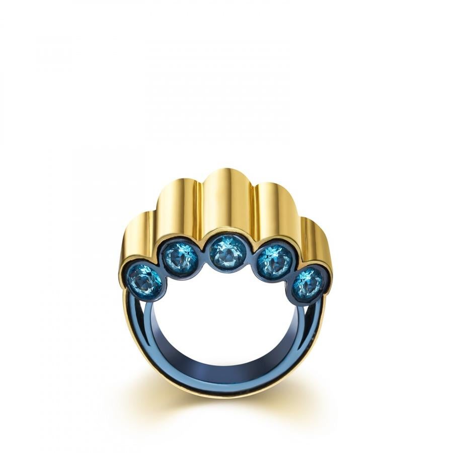 Anillo View. Esta pieza pertenece a la colección Tous Titanium. Está fabricada en oro amarillo de 18 kt, titanio azul y topacio