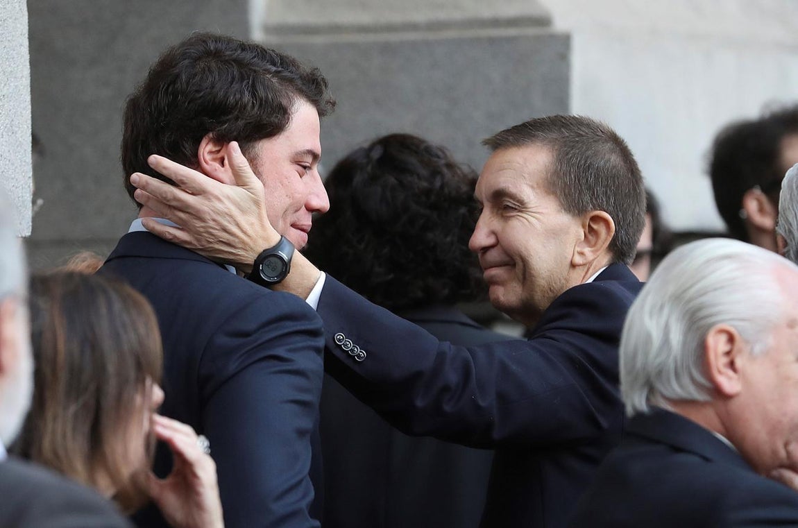 El hijo de José Manuel Maza, José Maza, y el fiscal Manuel Moix (d), en la capilla ardiente del fiscal general del Estado. 