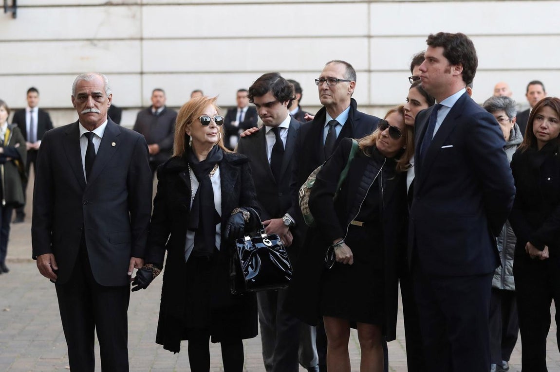 El hijo de José Manuel Maza (d), José Maza, y la viuda Marta Raspall (3d),junto a otros familiares en la entrada a la capilla ardiente del fiscal general del Estado. 