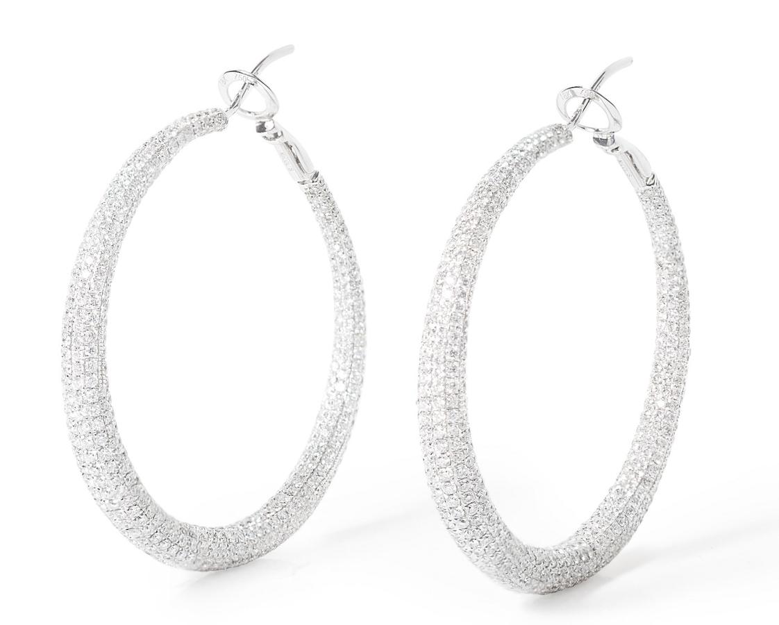 Pendientes Criolla. Los pendientes de diamantes y oro blanco de aro criolla, de la joyería Nicols, tienen un diámetro de 17mm. Están fabricados en oro blanco y cada pieza cuenta con 10 diamantes