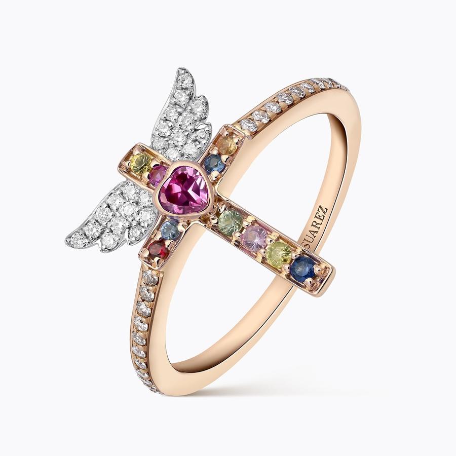 Colección los amuletos de Frida. Esta sortija está hecha de oro rosa y oro blanco con zafiros multicolor y brazos con diamantes talla brillante y turmalina rosa facetada en talla corazón. Las alas están realizadas en oro blanco con diamantes talla brillante.