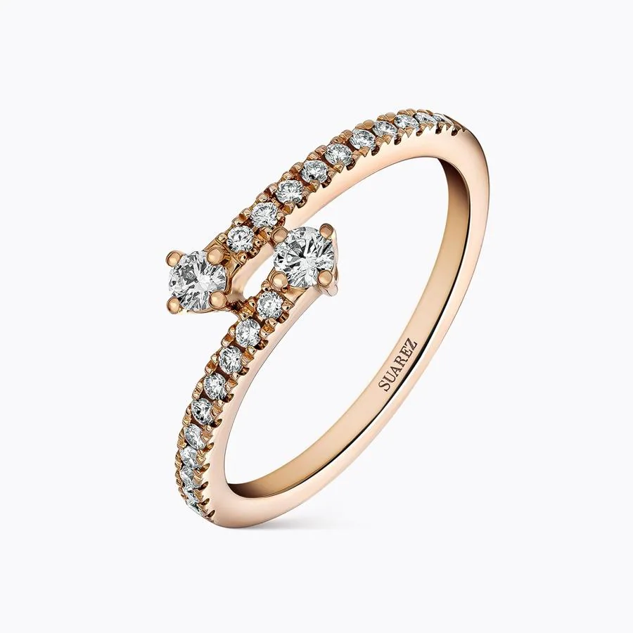 Anillo de oro rosa. Está inspirada en el cosmos y las estrellas. Este anillo, concretamente, está hecho en oro rosa de 18 kt y diamantes de talla brillante
